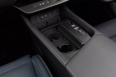 Самый главный конкурент Toyota Alphard. Представлен совершенно новый Nissan Elgrand — футуристичный гибридный минивэн с полным приводом и автопилотом ProPILOT 2.0